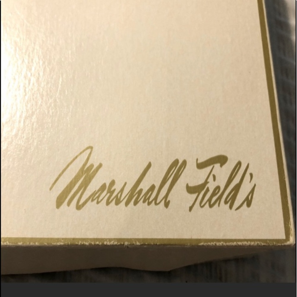 MARSHALL FIELD’S GIFT BOX vintage offwhite color w/gold border size22x12 GUC